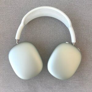 Apple AirPods Max with Smart Case in Green